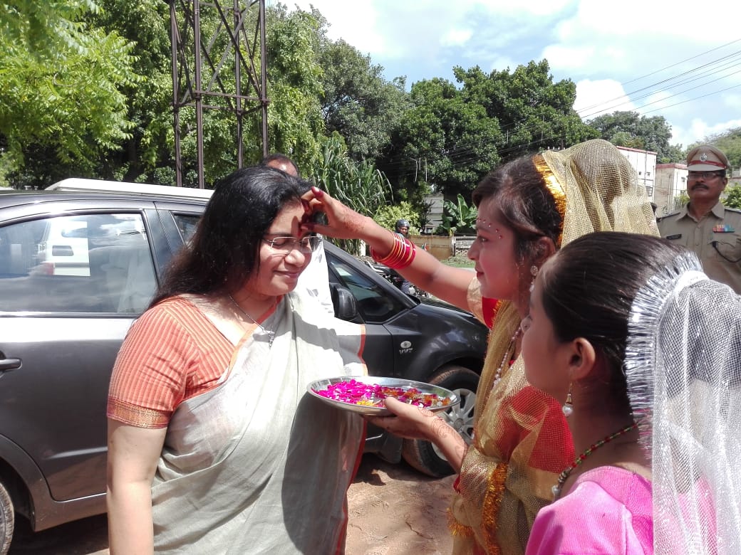 NERBSGLJN's tweet photo. स्वतंत्रता दिवस 2019 के अवसर पर आयोजित कार्यक्रम मनोरंजन केंद्र ऐशबाग में किया गया जिसमें मण्डल रेल प्रबंधक श्रीमती विजयलक्ष्मी कौशिक जी मुख्य अतिथि के रूप में एवं अन्य सभी अधिकारीगण अतिथि के रूप में उपस्थित थे l जिला संघ द्वारा सांस्कृतिक कार्यक्रम एवं वृक्ष रोपण कार्यक्रम किया https://t.co/jIkhqrDXII