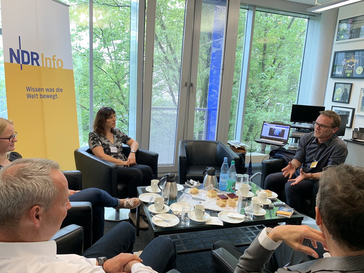 MirjaFiedler's tweet photo. Der Leiter der @NDRinfo-Wirtschaftsredaktion @webermannj über seine Arbeit als #Südasien-Korrespondent: „Es ist ein Risikoassessment.“ Trainer hätten ihm vor Einsätzen in Krisengebieten geraten, sein Testament zu schreiben. #NDRInfoimDialog https://t.co/5m488xO0QX