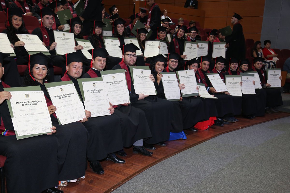 Unidades_UTS's tweet photo. #GradosUTS Bucaramanga (Ceremonia VIII - 15 agosto 2019) 🎓📜
El rector UTS @olengerke graduó a 107 estudiantes que culminaron con éxito su formación técnica y tecnológica en diferentes programas académicos.
#SoyUteísta ✅ https://t.co/y685Kana6B
