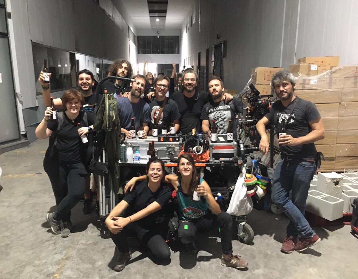 RCserviceSpain's tweet photo. NOS SOBRAN LOS MOTIVOS para celebrar aunque esto se acabe.
SALUD primer equipo de rodaje de #lcdp4 que terminó ayer por la tarde🍻.
Felices de haceros felices brindando con la #RCbeer edición especial y limitada de… https://t.co/awvbyxoSXS… https://t.co/IqHnfWW8Dl