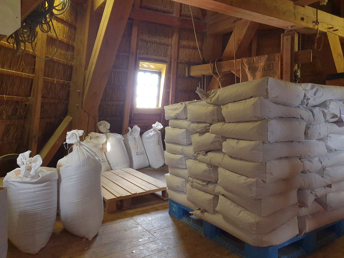 Onze grootste klant <a href="/puurveluws/">Bakker Piet Elspeet</a> is gisteren weer langs geweest en heeft een nieuwe zending tarwe gebracht waar we de komende weken weer mee vooruit kunnen. Trots op deze prachtige samenwerking!