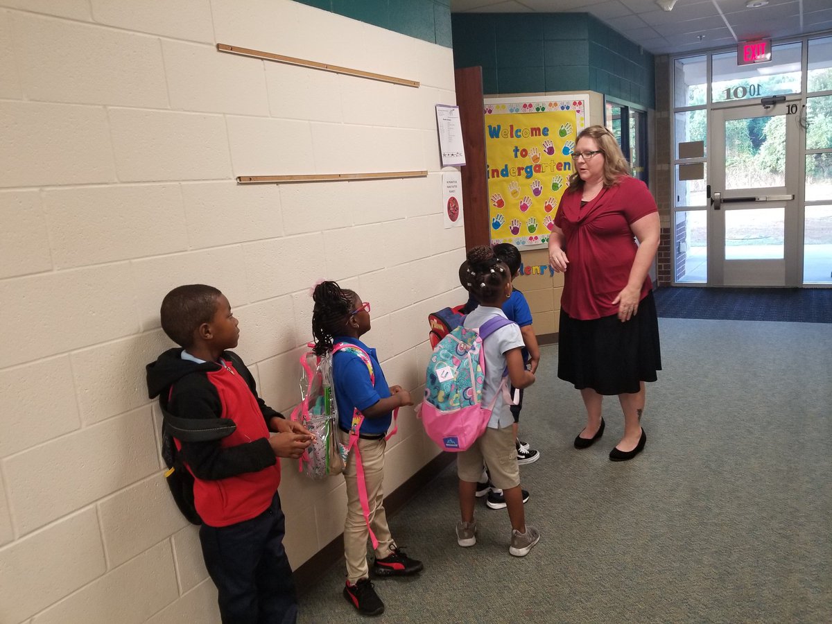 KristalWashin16's tweet photo. Our Kindergarten Allstars are focused and ready for a Thrilling Thursday!!! #Springway #Teachupspring #Threshold #Readaloud #MajorAllstars https://t.co/dATFKKACca