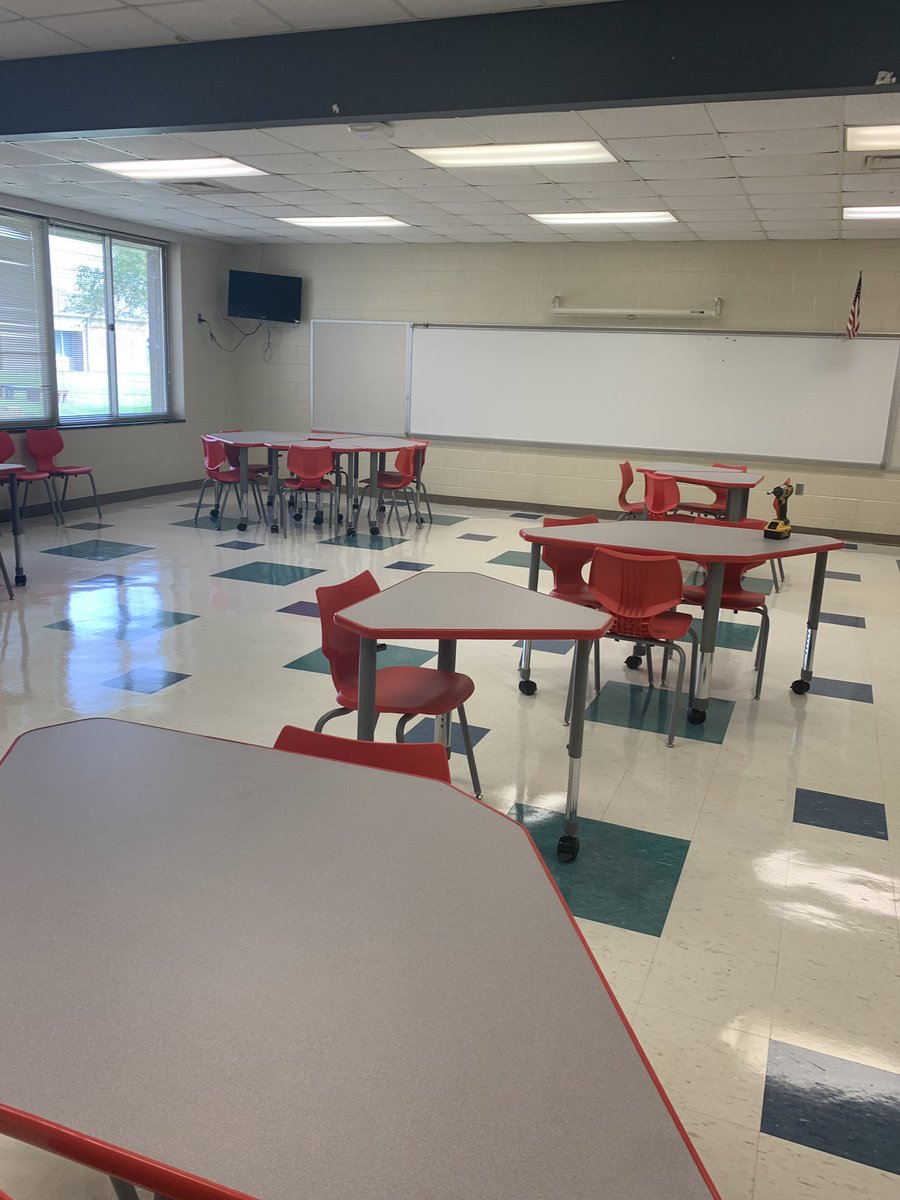 GoStem_ECPPS's tweet photo. The STEM learning lab at River Road is nearly complete!  Come check it out at open house next week!  #gostemecpps #gostem #ecpps https://t.co/u9C2AlY0In