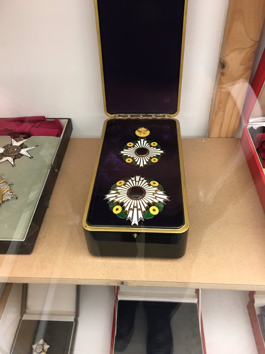 上皇上皇后両陛下が皇太子皇太子妃殿下時代にチトーに贈られたニコンの