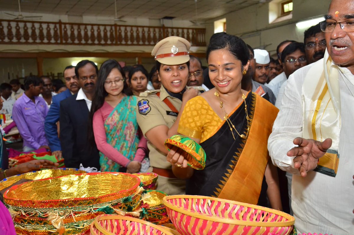 Collector_WNP's tweet photo. #localsolutions for #plasticfree #wanaparthy this #independenceday with an exhibition by SHG Groups and School Children #intintaa
@TelanganaCMO @teamTSIC @jayesh_ranjan #bethechange #environment https://t.co/vufdt7Voai