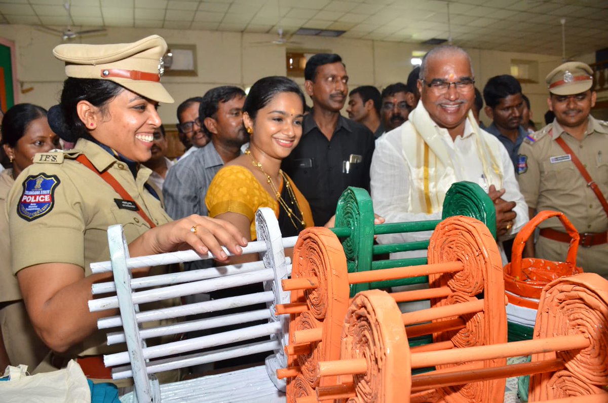 Collector_WNP's tweet photo. #localsolutions for #plasticfree #wanaparthy this #independenceday with an exhibition by SHG Groups and School Children #intintaa
@TelanganaCMO @teamTSIC @jayesh_ranjan #bethechange #environment https://t.co/vufdt7Voai