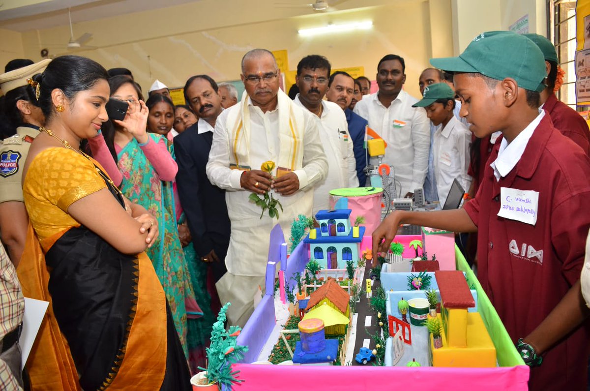 Collector_WNP's tweet photo. #localsolutions for #plasticfree #wanaparthy this #independenceday with an exhibition by SHG Groups and School Children #intintaa
@TelanganaCMO @teamTSIC @jayesh_ranjan #bethechange #environment https://t.co/vufdt7Voai