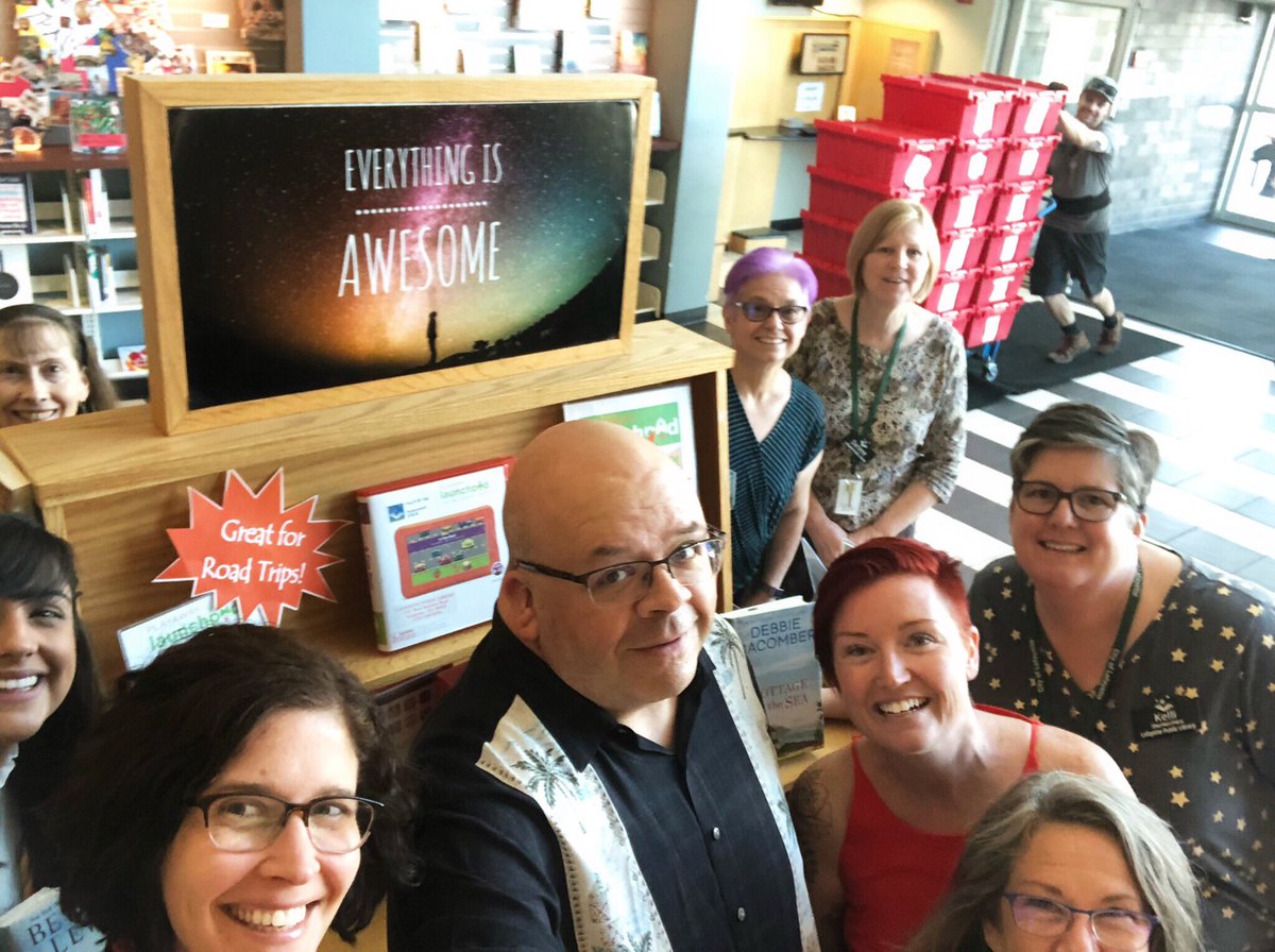 LafLibraryCO's tweet photo. Good morning from the #LafayettePublicLibrary! ππ Itβs #CityHallSelfieDay! πΈ More photos to come! ππ #LafayetteCo @Lafayette_CO #LafayetteLibrary #WhatMakesLafayetteGreat #Colorado #Lafayette #LafayetteColorado #CityHallSelfie https://t.co/rSfotCPL3g