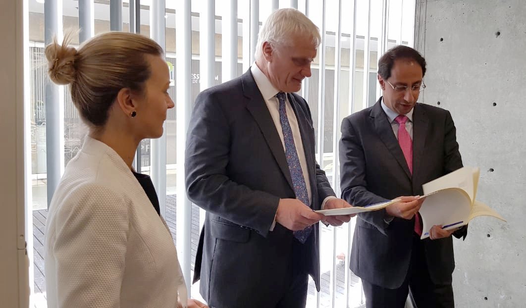UKinColombia's tweet photo. #UKColRelations | El min. @grahamstuart se reunió con
@MincomercioCo @jrestrp para analizar oportunidades de nuestro acuerdo de continuidad del libre comercio y discutir cómo fomentar la competitividad y el acceso al mercado para las empresas británicas que invierten en Colombia. https://t.co/lQ5YM1CfOp