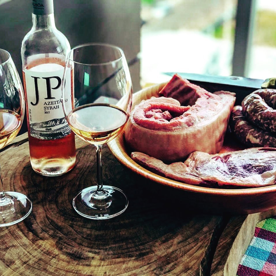 Bacalhoa's tweet photo. Vai uma churrascada? O fim-de-semana que se aproxima pede a companhia de vinhos leves e refrescantes.
Instagram repost: @vinosyparrillas, obrigada pela sua partilha!
#bacalhoa #bacalhoamuseu #bacalhoabuddhaeden #aliancaundergroundmuseum #palaciodabacalhoa #jpazeitaorose https://t.co/k58vP8oChF