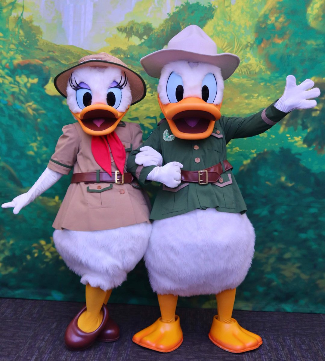 360DegreesofDis's tweet photo. #DonaldDuck and #DaisyDuck met #CastMembers on their adventure at #ChathamSquare! #WDW #WaltDisneyWorld #DisneyDucks #DestinationAdventure #ドナルドダック #デイジーダック https://t.co/icmfONFnEf