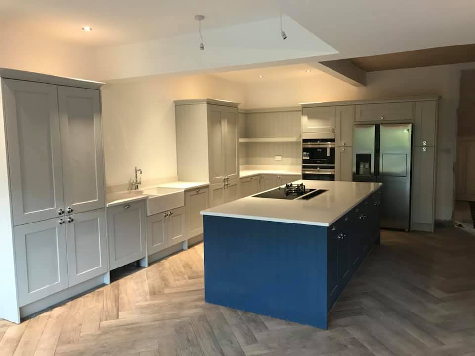 LochAnnaKitchen's tweet photo. Mixing colours in the kitchen is so popular and we LOVE the stunning marriage of Light Grey and Sapphire in this Clarkwell kitchen 😍
Our painted Clarkwell Collection is available in 30 colours
🔗 https://t.co/7KnLPmmoe2
#lochanna #kitchens #paintedkitchens #traditionalkitchens https://t.co/ChRtJlfqCQ