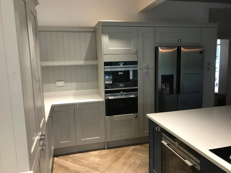 LochAnnaKitchen's tweet photo. Mixing colours in the kitchen is so popular and we LOVE the stunning marriage of Light Grey and Sapphire in this Clarkwell kitchen 😍
Our painted Clarkwell Collection is available in 30 colours
🔗 https://t.co/7KnLPmmoe2
#lochanna #kitchens #paintedkitchens #traditionalkitchens https://t.co/ChRtJlfqCQ