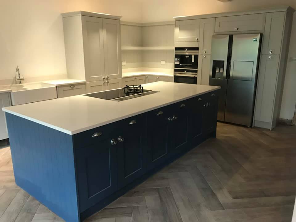 LochAnnaKitchen's tweet photo. Mixing colours in the kitchen is so popular and we LOVE the stunning marriage of Light Grey and Sapphire in this Clarkwell kitchen 😍
Our painted Clarkwell Collection is available in 30 colours
🔗 https://t.co/7KnLPmmoe2
#lochanna #kitchens #paintedkitchens #traditionalkitchens https://t.co/ChRtJlfqCQ