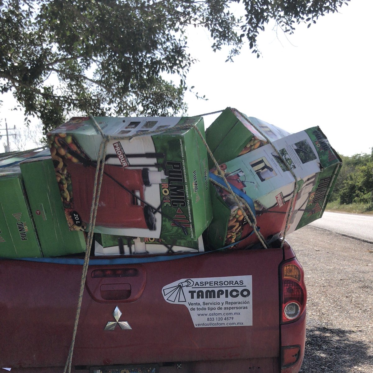 AspersorTampico's tweet photo. Comerciando ando...
Me pregunta un ganadero: que es lo que vendes?, dude si decirle que cercos electricos #Patriot, aspersoras #Pulmic o boquillas de #Teejet.
La verdad es que trabajamos mas a nivel de ofrecer soluciones, ayudamos a que nuestros clientes resuelvan necesidades https://t.co/8hIztEzLJx