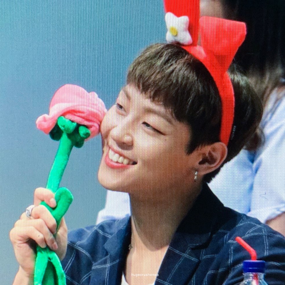 HUGECRUSHON_WS's tweet photo. 190815 에스플렉스 #더로즈 #RED 팬싸인회 프리뷰

💗👊💗👊

#therose #우성 #김우성 #woosung #sammy https://t.co/r1wHByN1a5