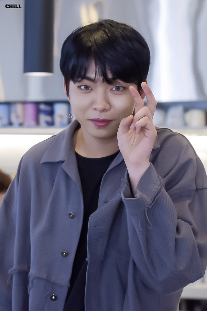 CHILL0511's tweet photo. 데뷔2주년 축하해요🎁🎂🎉
#HBY
#열혈남아
#HBY_2nd_Anniversary https://t.co/PYgrjBxBSm