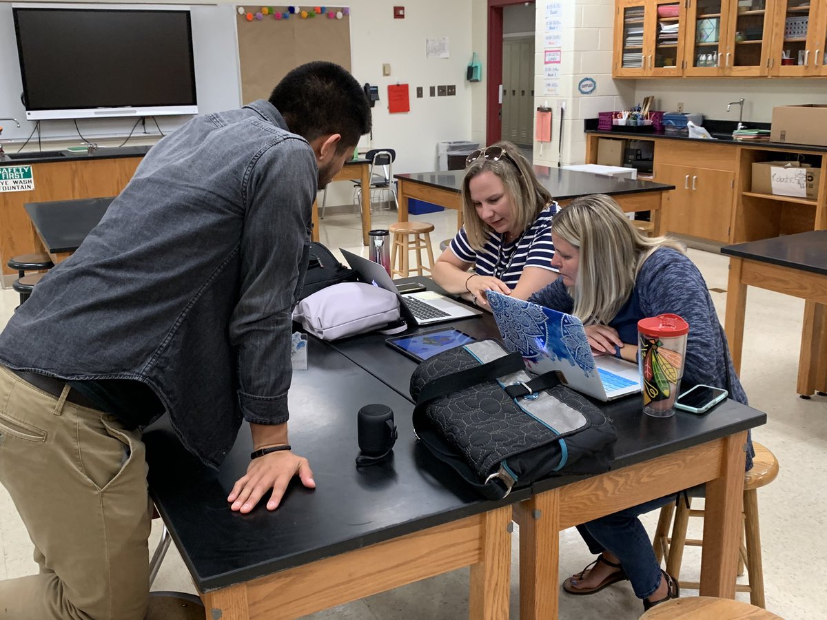 Diving into Apple Teacher! Thanks <a href="/mrmurillosays/">Sandro Murillo</a> for sharing your expertise! #iEngageBerwyn