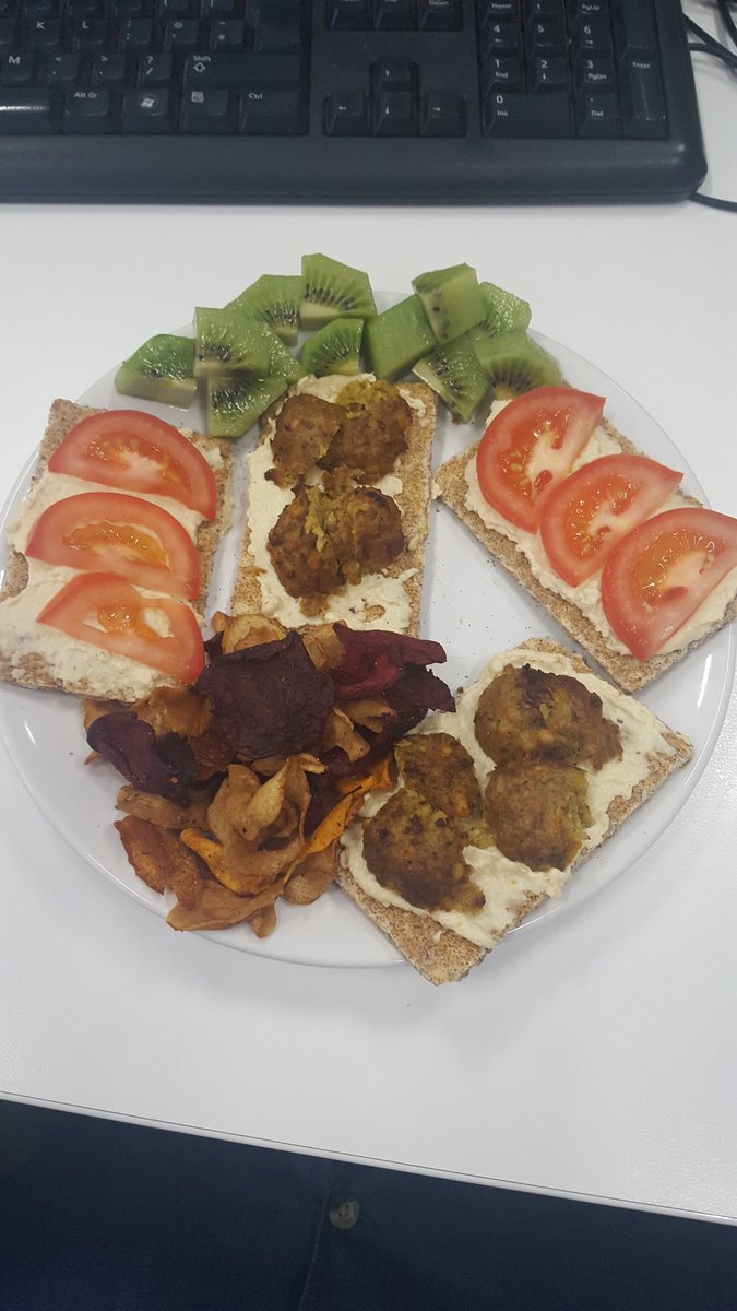 Colourful lunch....Houmous on ryvita roped with tomato or falafel! Veg crisps and kiwi pieces!
😋💚🌱🥝🍅 #vegan #veganfoodshare #easytobevegan #dairyfree #veganaf #veganfood #vegandiet #GoVegan #veganism #lunch