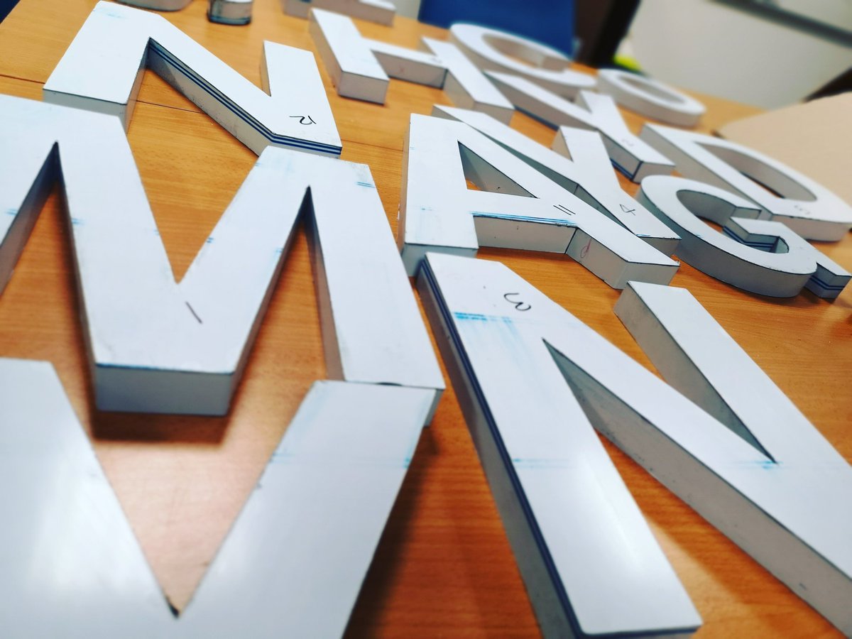 EliteSigns's tweet image. A lovely fresh batch of #3DBuiltUpLetters out of #production and being #qualitychecked by our resident eagle eye, ready for #installation at a #school.

#signage #schoolsigns