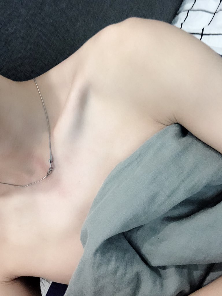 Andy57188419's tweet photo. 有人要啃锁骨嘛 https://t.co/uRWZjCKZaY