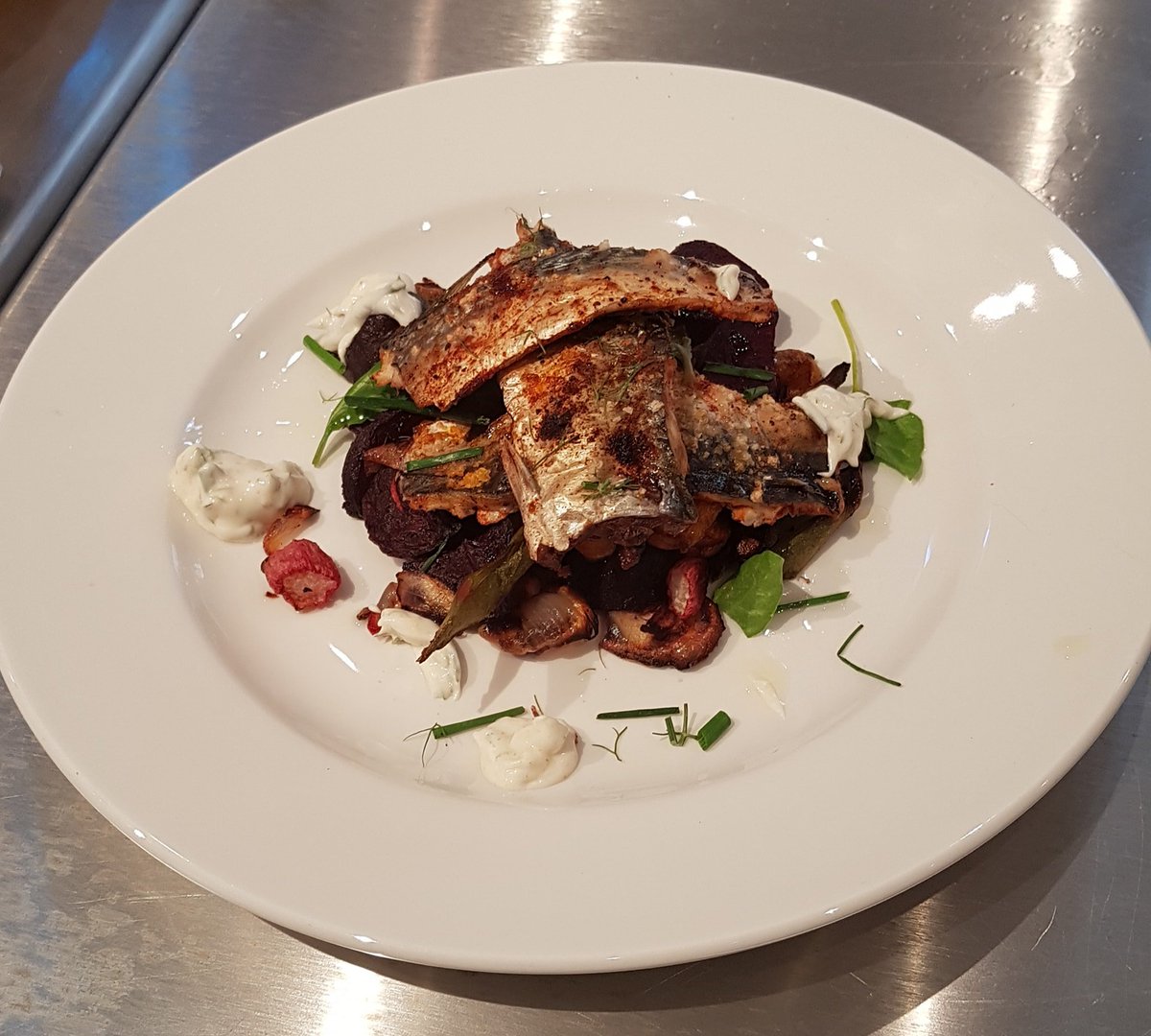 nfetltd's tweet photo. Living Well to Work. Fabulous Cafe Kitchen Skills session this morning with Louise &amp; Angela who produced this Roasted Mackerel Salad.  Brilliant dishes ladies and extremely tasty.  All locally sourced produce.  Thanks to Matt Camps for leading the session. @secretpizzavan https://t.co/vnsXMiJw88