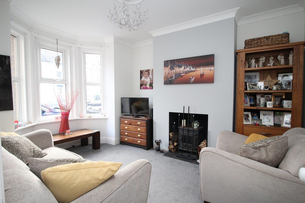 QuayLiving's tweet photo. 🏠 Victorian House #FORSALE
Emerson Road, Poole  £315,000🔑

https://t.co/nC4nsVcQH7

Currently undergoing redecoration the property benefits from a new kitchen and boiler, 2/3 bedrooms, a loft conversion, two reception rooms and a good sized garden with summer house. https://t.co/UWdhKPOUjE