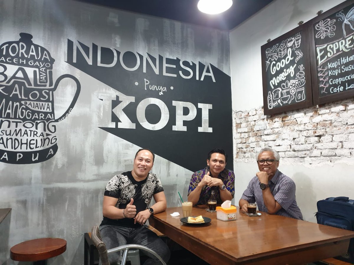 MalltronikI's tweet photo. TERIMA KASIH ATAS UNDANGAN NGOPI BARENG BPK HENDRA WAHYUDI GENERAL MANAGER CITRALAND CITY CIPUTRA MAKASSAR.

KIRA KIRA APA YANG TERJADI DI KATEGORI BLOK MALL PROPERTY DI MARKET PALACE MALL VIRTUAL MALLTRONIK ???

#mallproperty, #marketpalacemallvirtual, #malltronik, https://t.co/jWTL9EjDYa