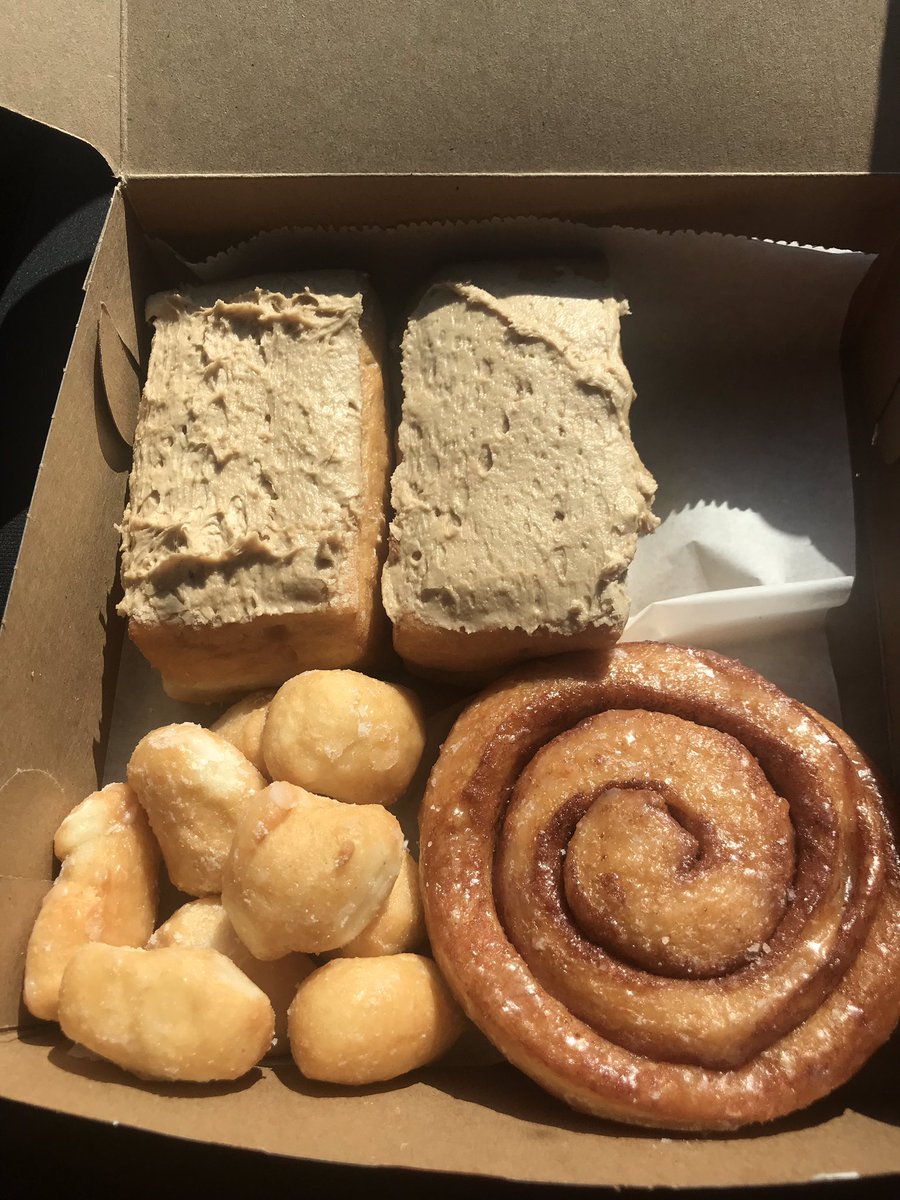heartattackhogs's tweet photo. My first stop back in my hometown 🛬 before I even see my folks 😂...donuts 😋#WPS #Arkansas #PaulsBakery #donuts #sweets #maplebars https://t.co/CQippQBedH