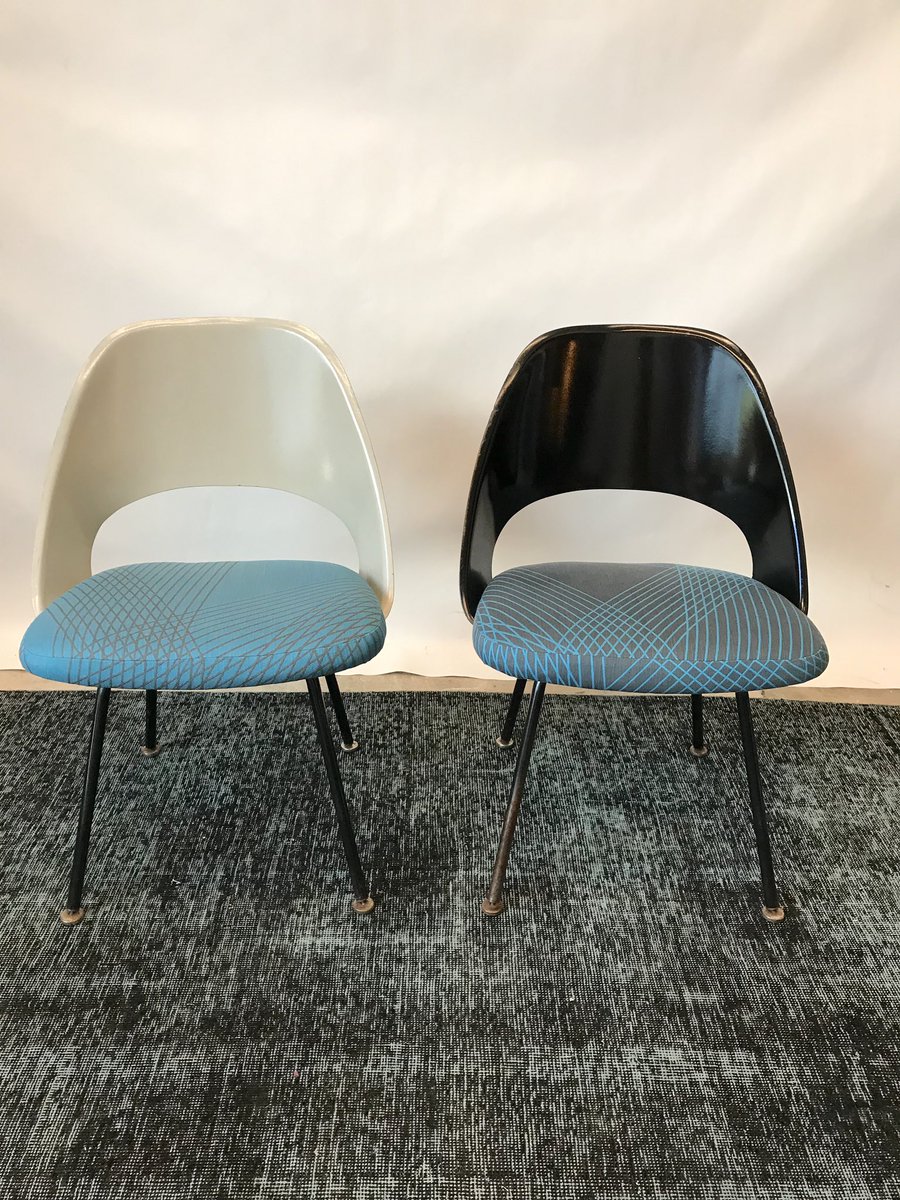 PeriodModern's tweet photo. Available: Newly upholstered Early Knoll Saarinen Executive Chair Model 72C (fiberglass backs) set of 8 consisting of 4 black and 4 white. #knoll #saarinen #executivechairs https://t.co/xFpFM7MDUo