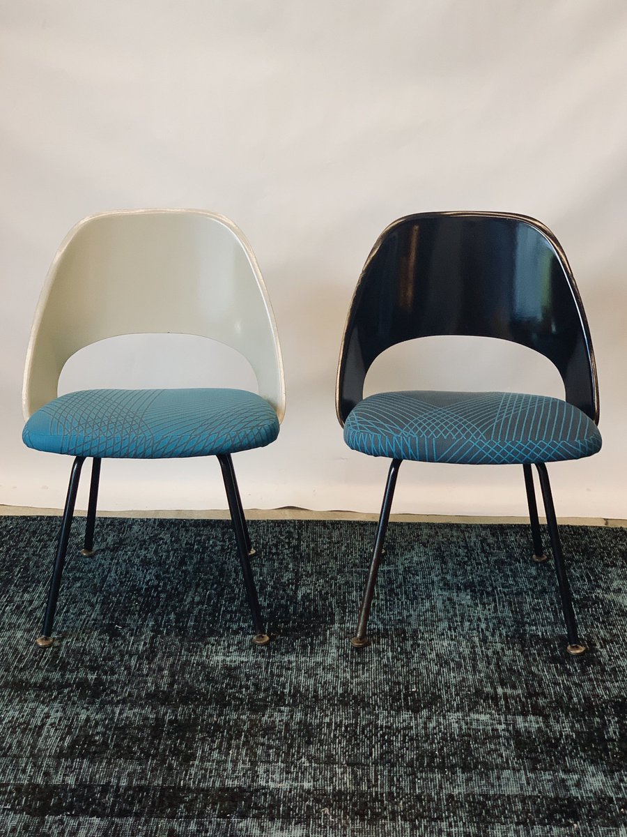 PeriodModern's tweet photo. Available: Newly upholstered Early Knoll Saarinen Executive Chair Model 72C (fiberglass backs) set of 8 consisting of 4 black and 4 white. #knoll #saarinen #executivechairs https://t.co/xFpFM7MDUo