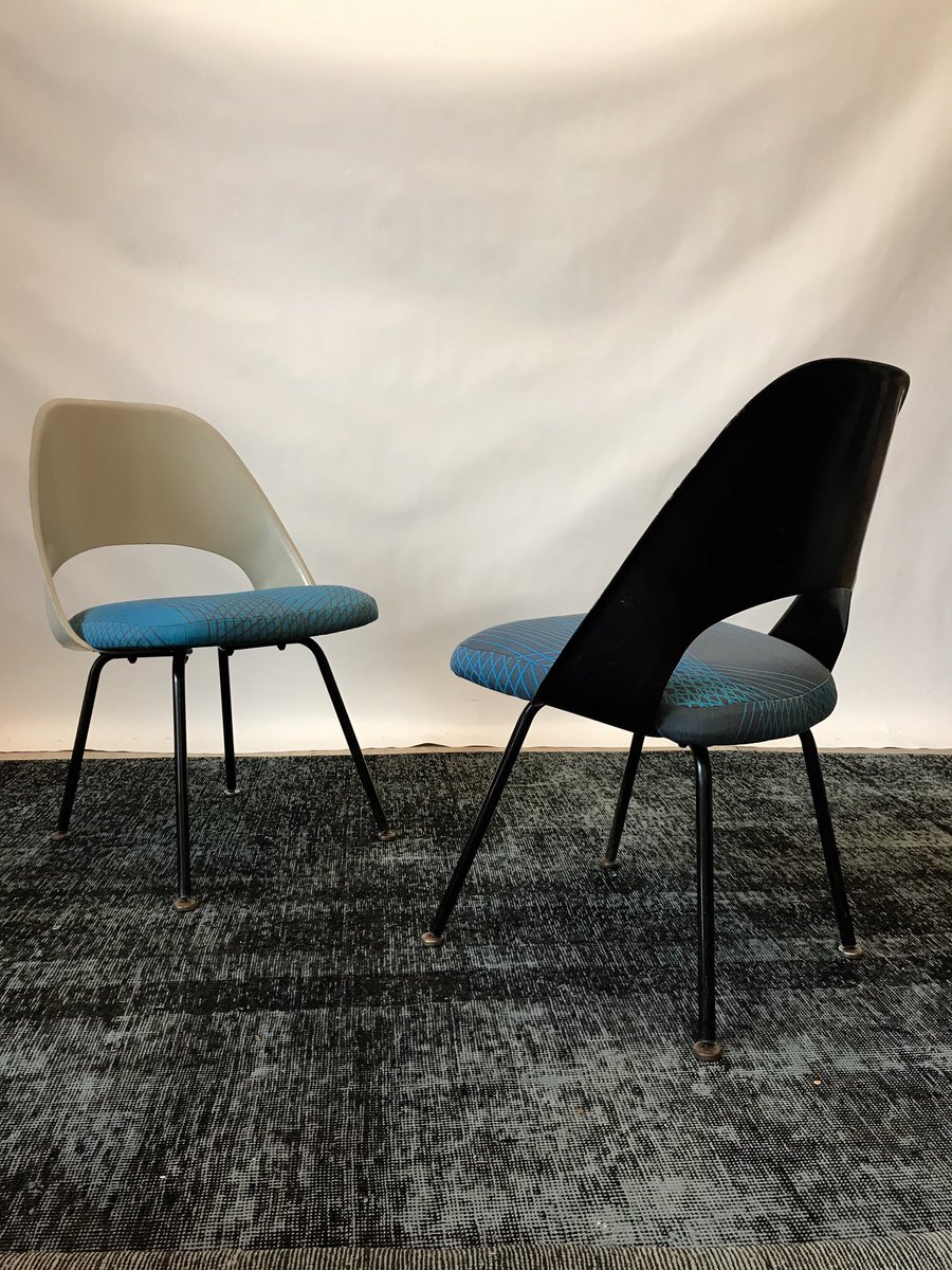PeriodModern's tweet photo. Available: Newly upholstered Early Knoll Saarinen Executive Chair Model 72C (fiberglass backs) set of 8 consisting of 4 black and 4 white. #knoll #saarinen #executivechairs https://t.co/xFpFM7MDUo