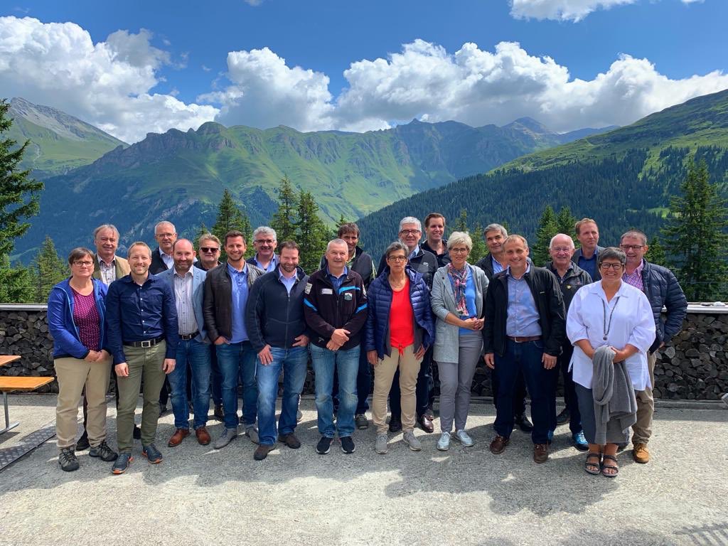 Grosse Ehre für #Vals3000. Die Fraktion der @BDP_Graubuenden tagt zwei Tage in #Vals und bereitet die #Augustsession des Grossen Rates vor. Wir wünschen den Politikern viele Höhenflüge (nicht nur mit der Bergbahn) bei „ÜNSCH“ und freuen uns auf die Kontakte und Gespräche....