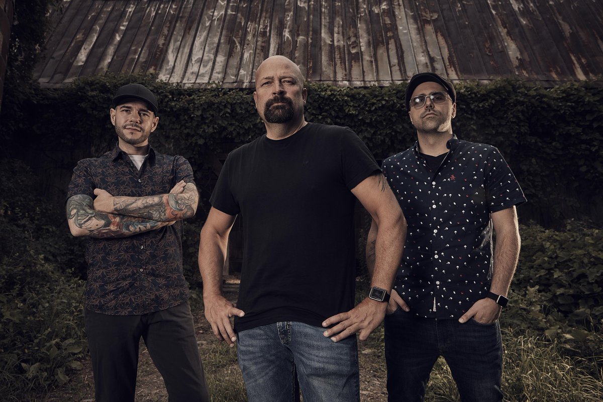 travelchannel's tweet photo. The boys are back! @Jchawes, @stevegonsalves1 and @davetango's new series #GhostNation premieres Friday, Oct. 11 at 9|8c. 👏👏👏

… Andddd the guys will be going LIVE tonight at 6:30|5:30c on the Travel Channel Facebook page! You don’t want to miss it. https://t.co/tMnVy0Y1sn