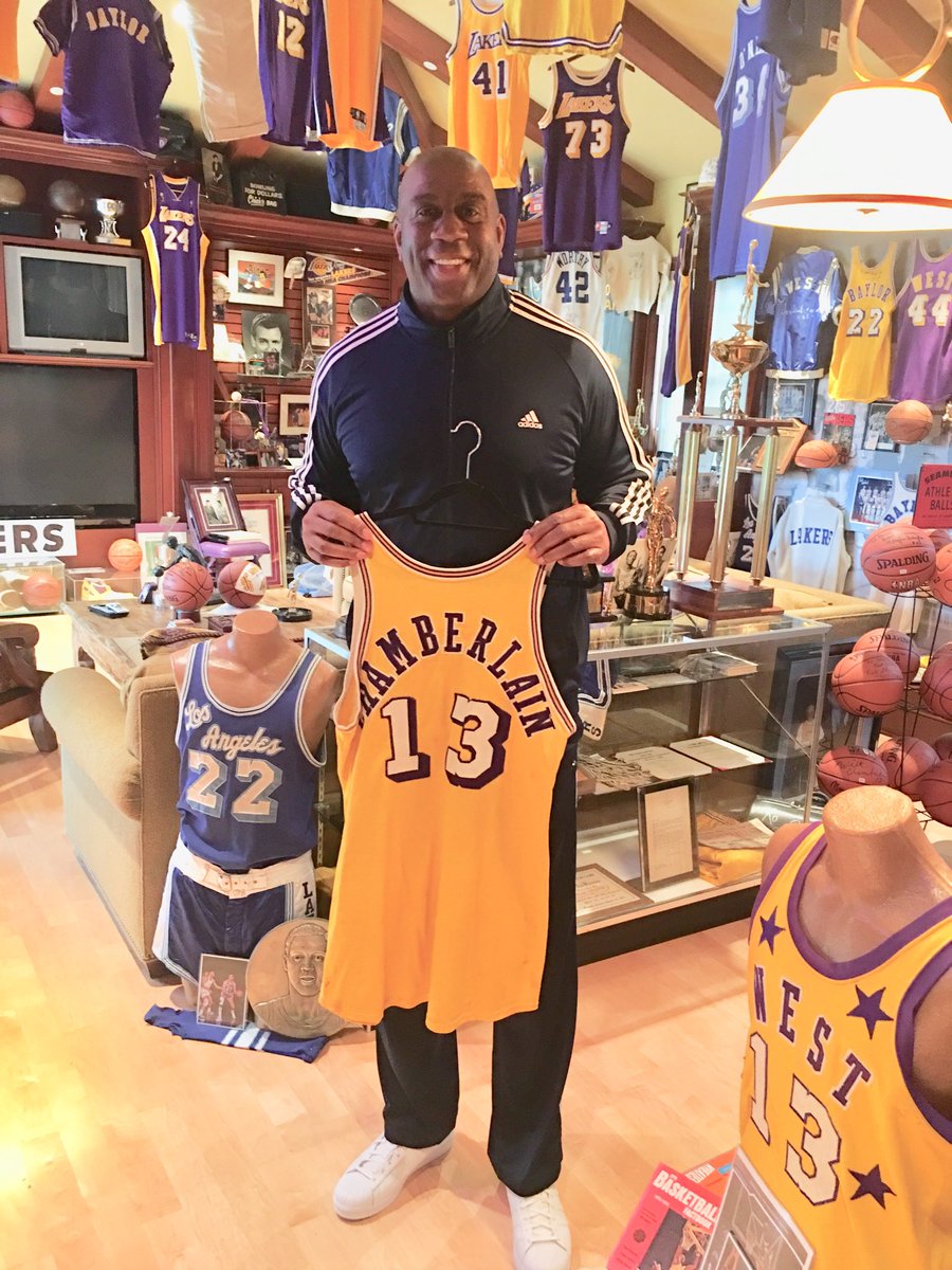 DavidDKohler's tweet photo. MAGIC BIRTHDAY: Happy 60th Birthday to my good friend Magic in the Lakers Shrine. All time Laker! Looking forward to a great season. GO LAKERS ⁦@Lakers⁩ #LAKERS ⁦@MagicJohnson⁩ ⁦@NBA⁩ #NBA #basketball #hoops ⁦@LakersNation⁩ https://t.co/roqCCc7vFE