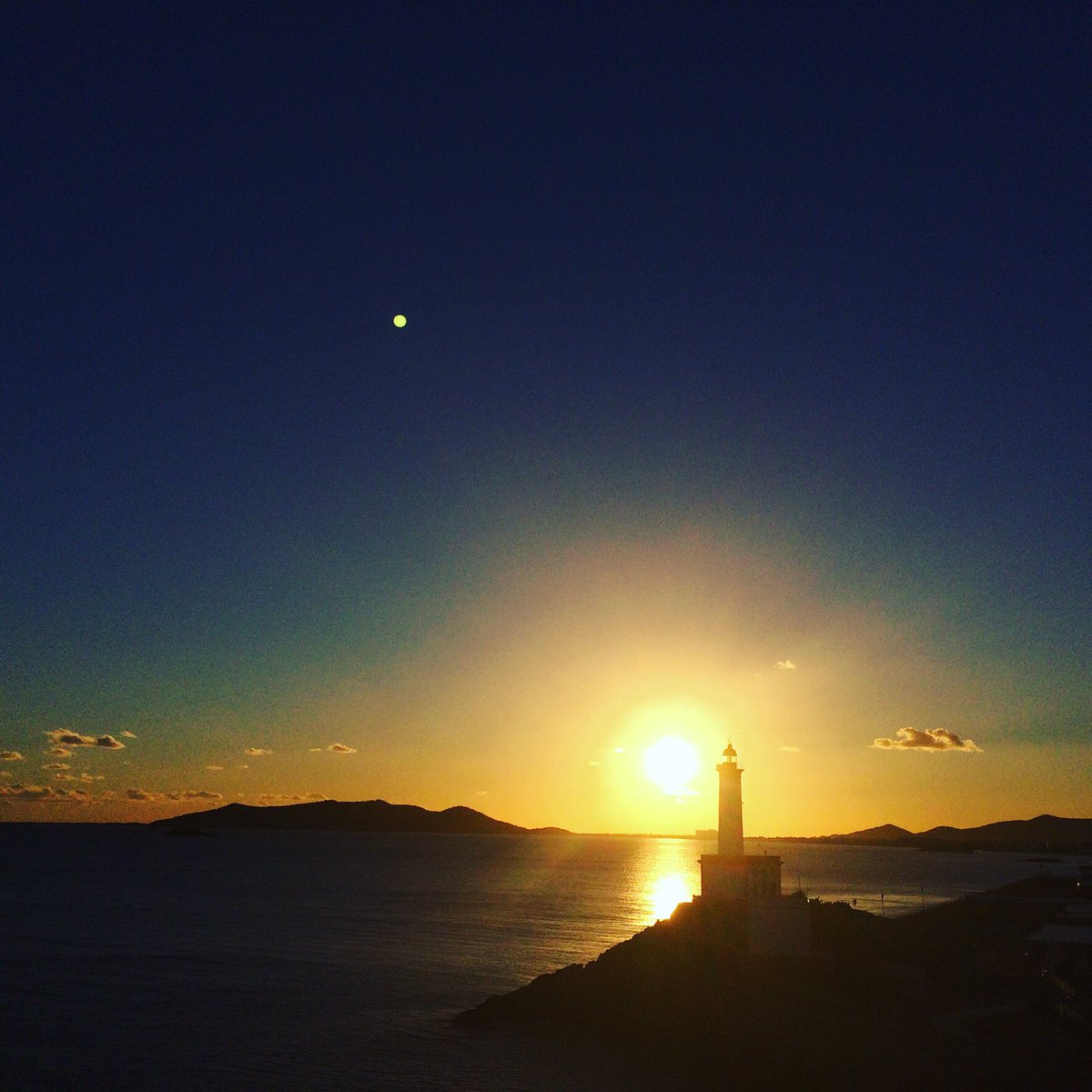 Pasarelaadlib's tweet photo. ¡Feliz 15 de agosto desde el lugar más hermoso e inspirador del mundo! #Ibiza #atardecer #sunset #paraíso #moda #adlibmodaibiza #faro #botafoch https://t.co/eKZhJmPCVl