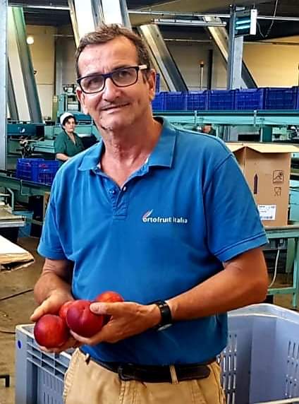 Le nostre #pesche valgono più di ogni cartolina perché rappresentano una #tradizione produttiva che ha reso grande il #MadeinCuneo in tutto il mondo. Il mio #Ferragosto lavorativo, con tanti frutticoltori, è dedicato a chi oggi vorrà regalare un "morso" alla nostra #frutta super!