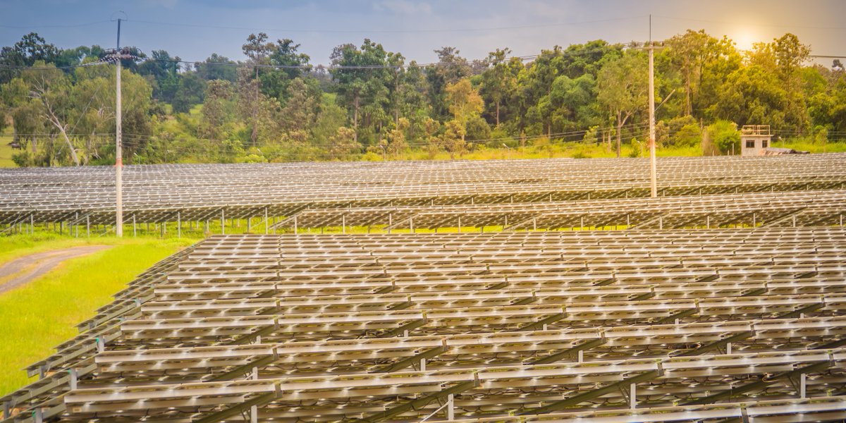 SM_Energy's tweet photo. .@ScottMadden’s latest #whitepaper provides an in-depth comparison of #utilityscale and distributed #renewables. Learn how to best integrate and effectively manage these resources to maximize benefits to your customers and the #grid: https://t.co/jHawlsAvyN https://t.co/wPMFc2HUIl