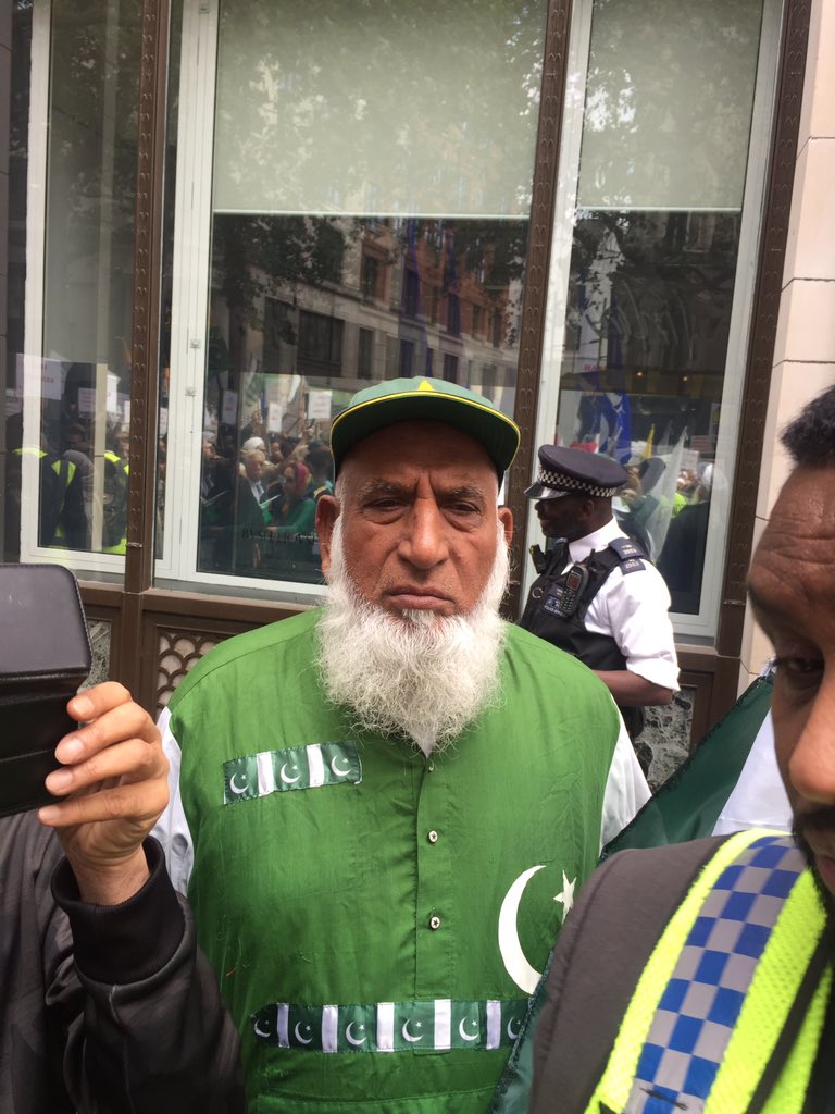 ShowbizAndNewz's tweet photo. Shut up India!

#15AugestBlackday #15AugBlackDayForMuslims #KhalistanDay #BornForPakistan #ModiIsATerrorist https://t.co/RYa9mycLMA