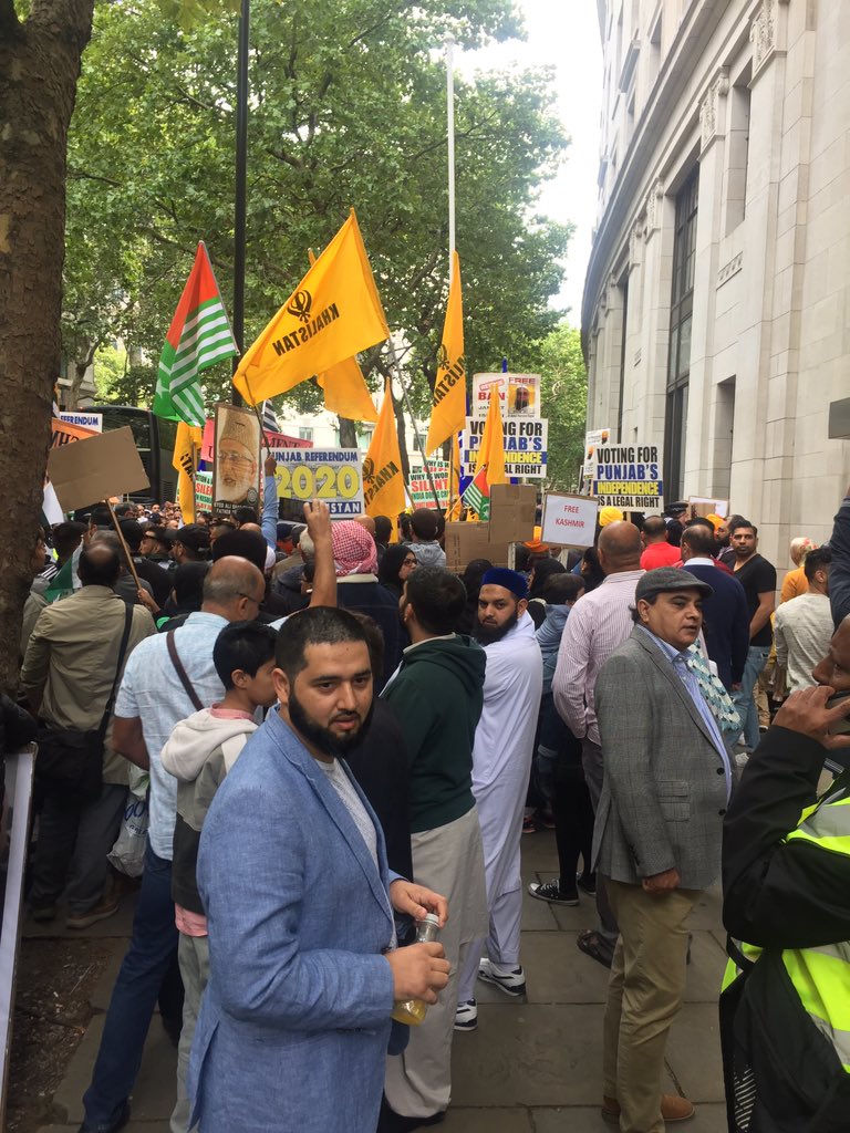 ShowbizAndNewz's tweet photo. Shut up India!

#15AugestBlackday #15AugBlackDayForMuslims #KhalistanDay #BornForPakistan #ModiIsATerrorist https://t.co/RYa9mycLMA
