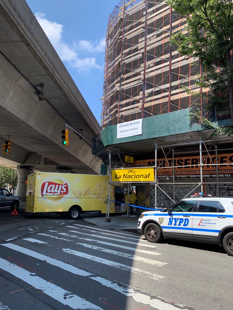 Midtown_Camera's tweet image. Truck into building Williamsburg @1010WINS