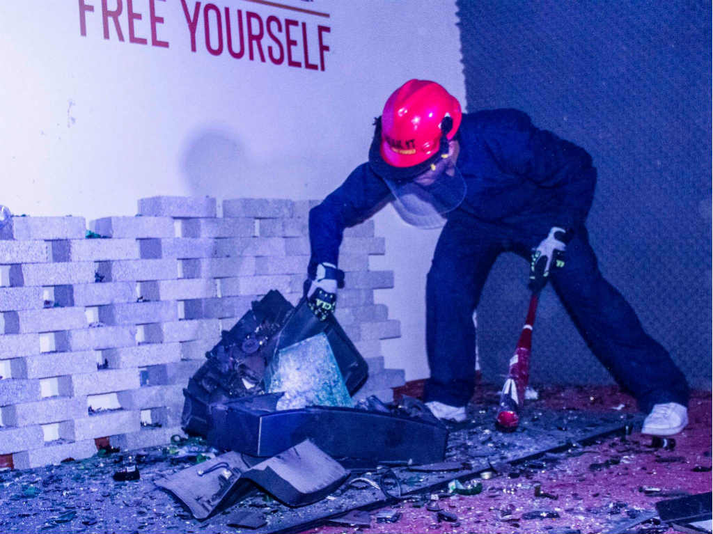 DONDEIRweb's tweet photo. ¡¡EXPLOTA!! El trabajo, el tráfico, tu “ex”, el ritmo acelerado de la vida en la ciudad, olvídate de éstas y todas las situaciones que te molestan en Break It, un cuarto de ira en CDMX 💣💣 https://t.co/8jYObcuzDk https://t.co/p5Ij0Eh6ms