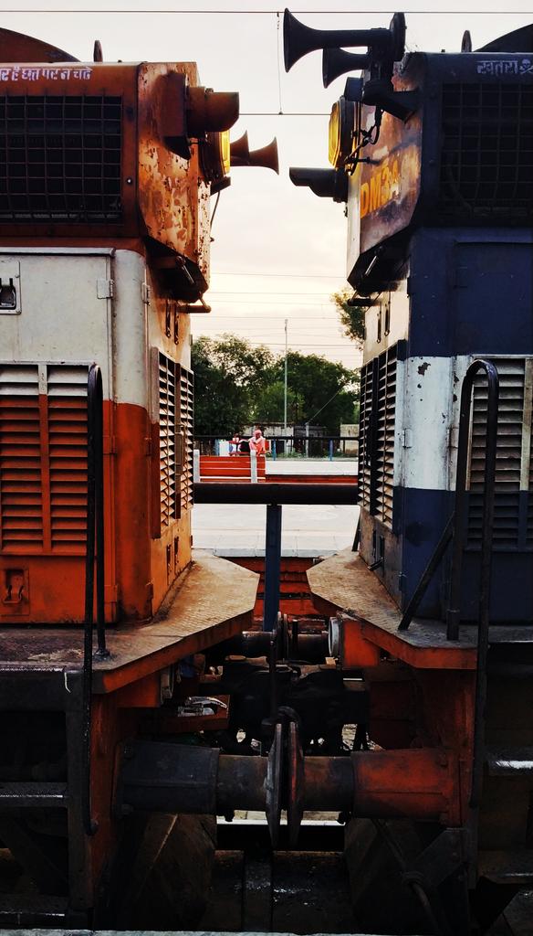 VT_ZEESHAN's tweet image. Faceoff between ABR twins #IndianRailways #Alcos @RailwayNorthern @RailMinIndia