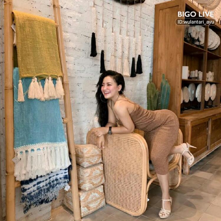 putalonaFC's tweet photo. Masuk dan nonton LIVE ˢᵍʳ🍬 Wulan di #BIGOLIVE: masuk dlulah😔😳  
https://t.co/appJZPUepa https://t.co/cfkPdCUgmB
