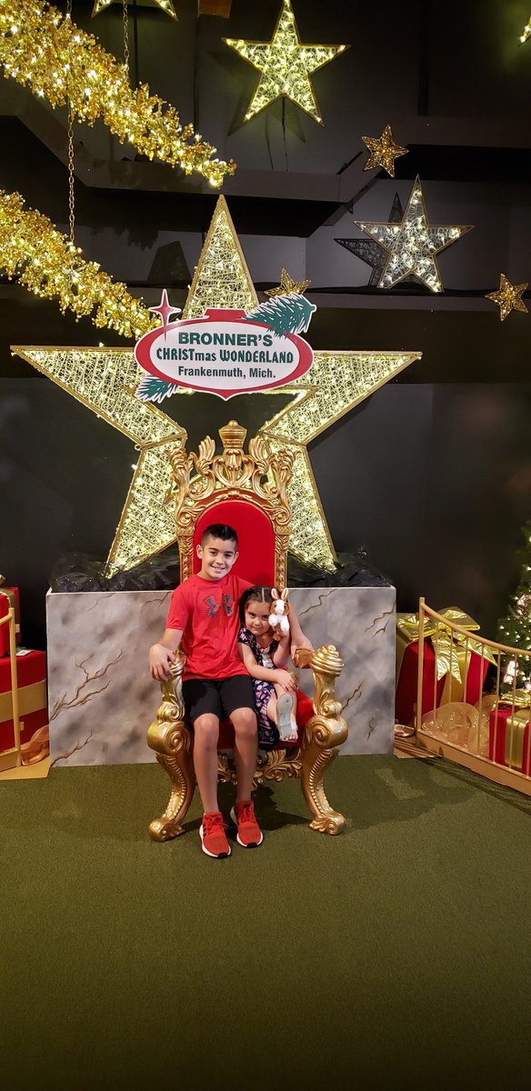 kenaldo9's tweet photo. Sis and I @ Bronner's Christmas Store https://t.co/AicyQlqUGZ