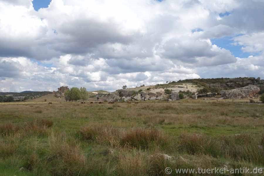Maltaş, 35 km north of Afyonkarahisar
The temple façade Maltaş is within sight, 700 m from the Phrygian rock chamber tombs Aslantaş (Lion's stone) and Yilantaş (Snake stone), on a dirt road that is easy to drive on in dry weather.