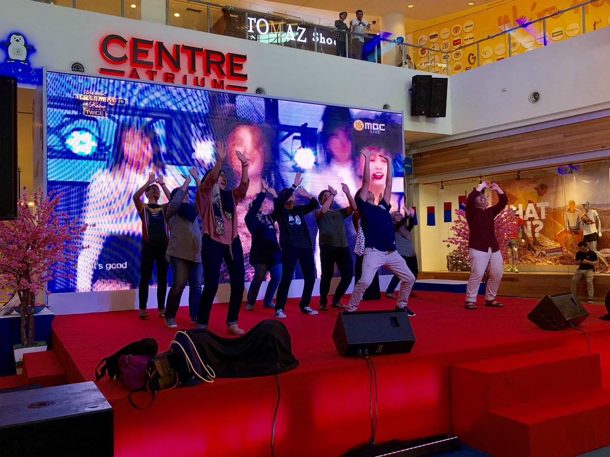 KoloursofKorea's tweet photo. Fun on stage at #eCurveKOK19 😄✨ https://t.co/ZhsB84Ipxo