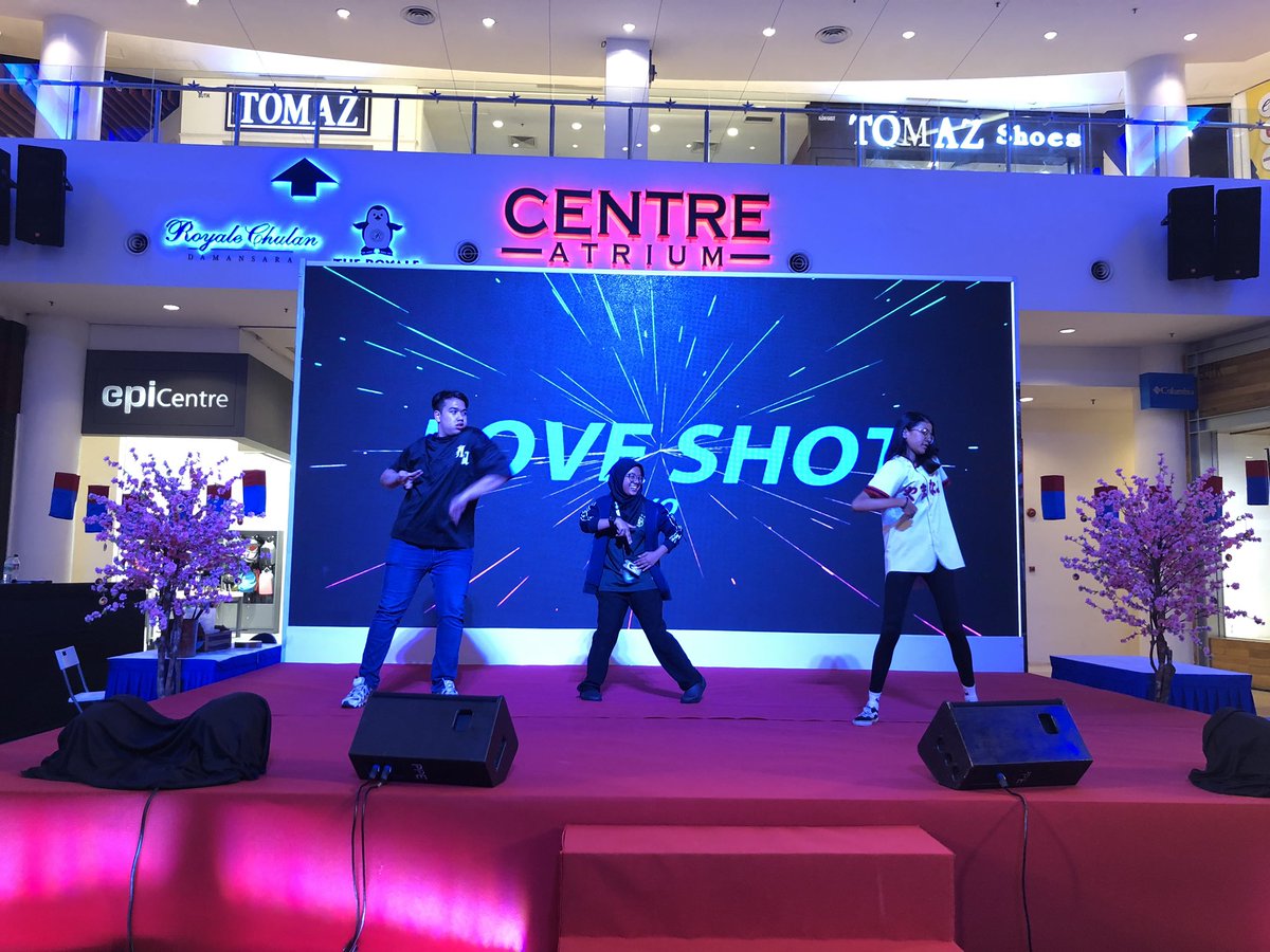 KoloursofKorea's tweet photo. Fun on stage at #eCurveKOK19 😄✨ https://t.co/ZhsB84Ipxo