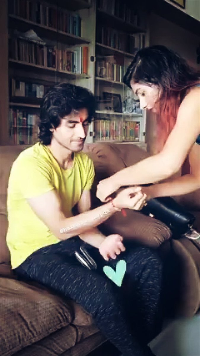 xKasulaSahithix's tweet photo. HE IS LOOKING LIKE COLLEGE GOING HOTTIE 😍❤️..

Long silky hair and fully shaved beard with the rivaaz of blessing our TL with same Kala trouser 😍

I am saying na, no matter whatever  happen even if Tsunami come...He will never loose that Beshkimthy Trouser 🤧... #HarshadChopda https://t.co/T5XUPcXXWO