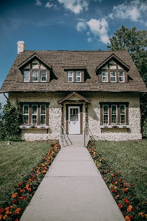 Attention history buffs! Join @ParksCanada Friday at 1:30 p.m. at the John & Olive Diefenbaker Museum to honour former Prime Minister Diefenbaker’s primary residence from '47-'57 as a place of national significance. For information on the #HSMBC, visit: bit.ly/2MkSUXJ/